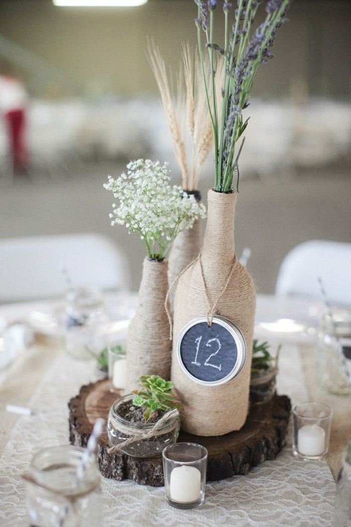 Vasen mit Tabellen für den Tisch, schöne Dekoration von rustikaler Hochzeit