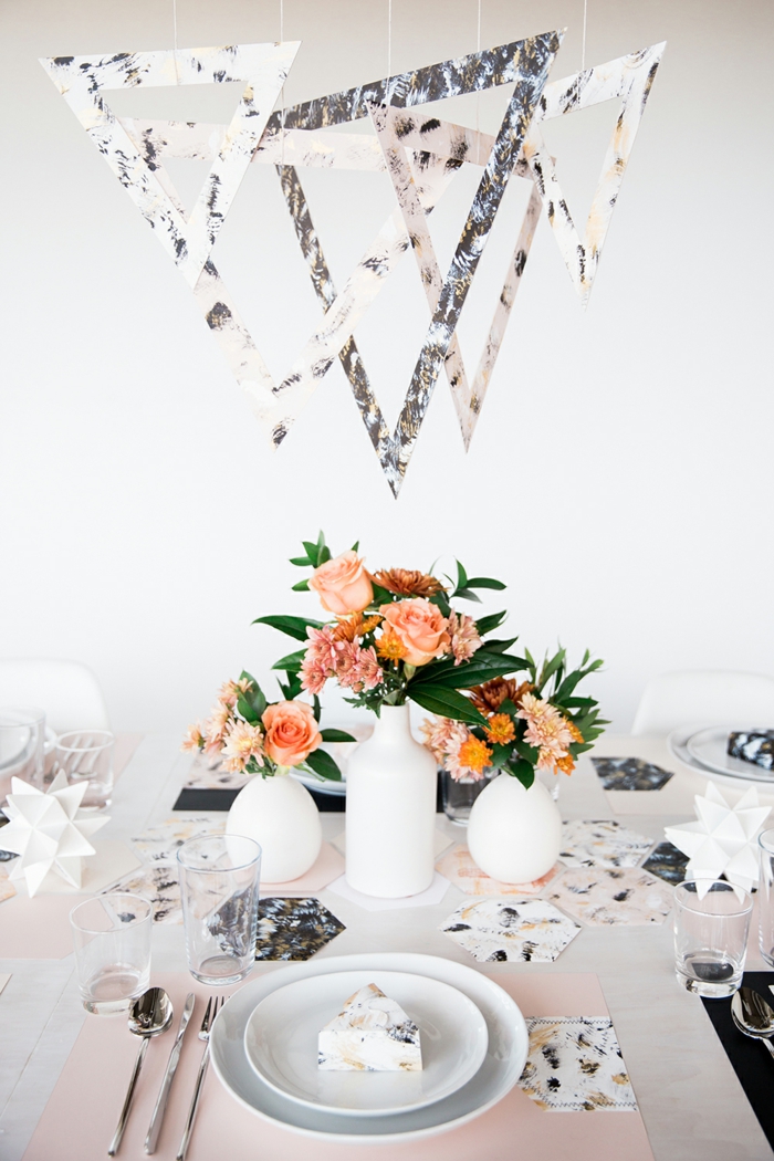 weiße Vasen, kleine bunte Blumen, hängende Dekoration, Hochzeitsfeier Ideen
