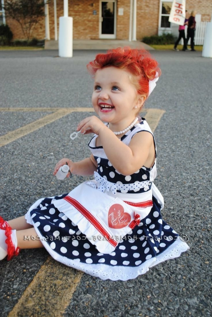 eine kleine Dame mit rotem Haar, Tupfenkleid, ein Gürtel, schnelles Helloween Kostüm für Kleinkind