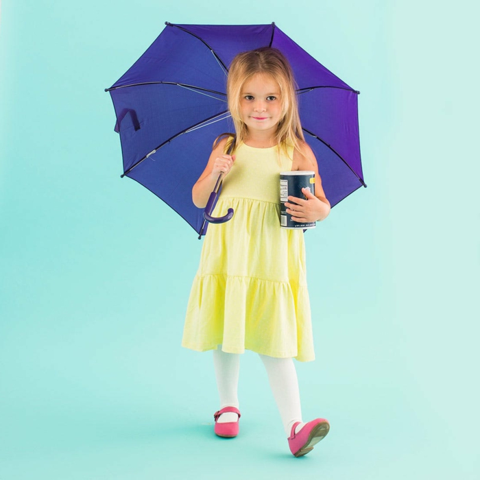 eine junge Dame mit einem Regenschirm, gelbes Kleid und eine Schachtel, schnelles Halloween Kostüm