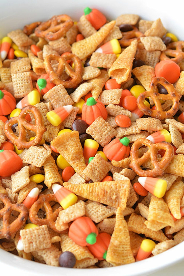 viele Süßigkeiten mit Halloween Motiven, Bonbons wie Kürbisse, Halloween Snacks