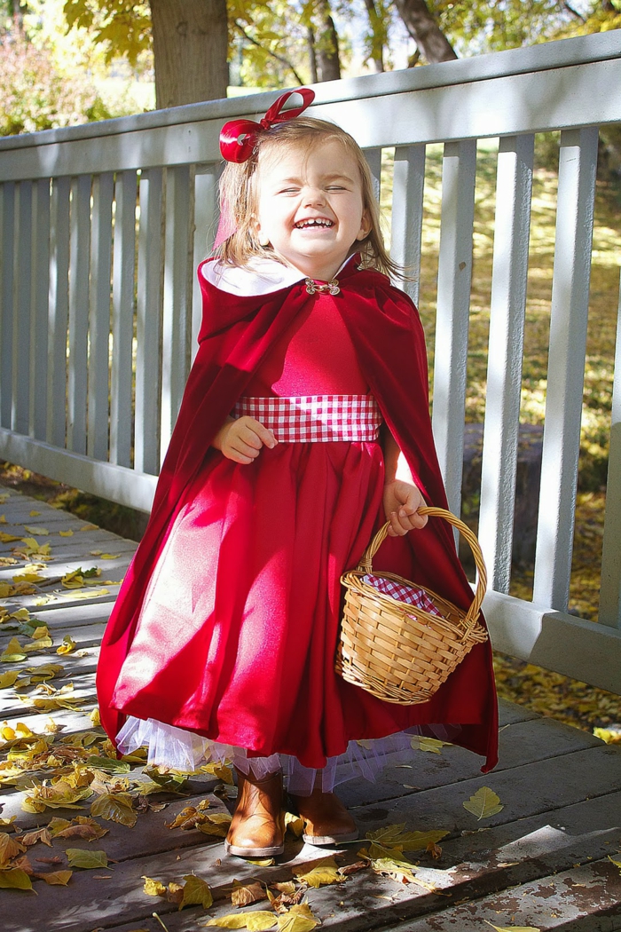 Rotkäppchen Kostüm von einem kleinen Mädchen, ein Körbchen mit karriertem Inneren, schnelles Halloween Kostüm