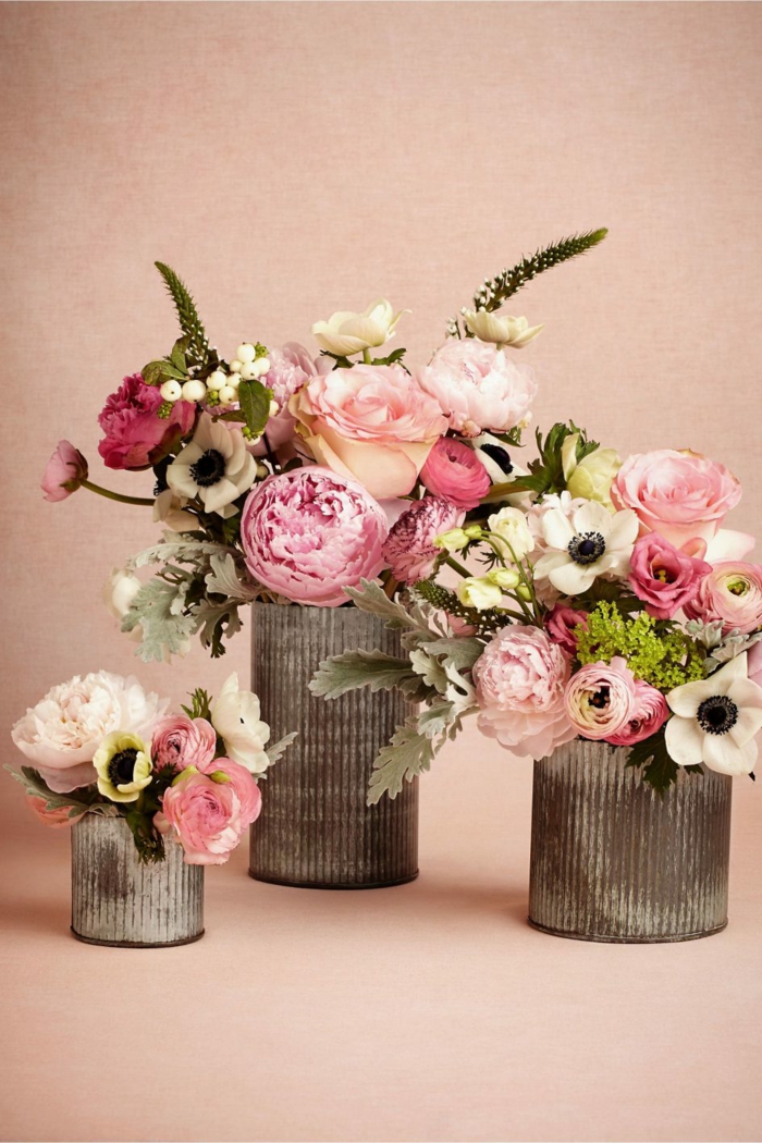 drei Dosen, die Sie mit rosa Rosen verschönern können, auf einem rosa Hintergrund, Hochzeitsfeier Ideen