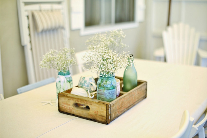 eine Schublade voller Deko für Hochzeit, Vasen in Blau gefärbt mit weißen Blumen