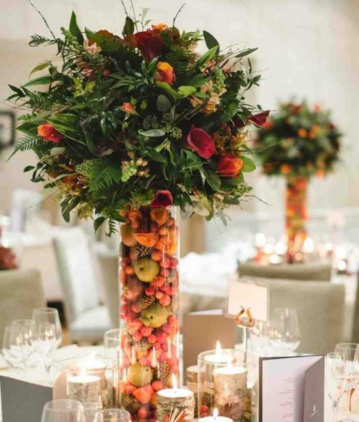 kreative Ideen für Vase mit Beeren und Äpfeln und Blumen darauf, Hochzeitsfeier Ideen