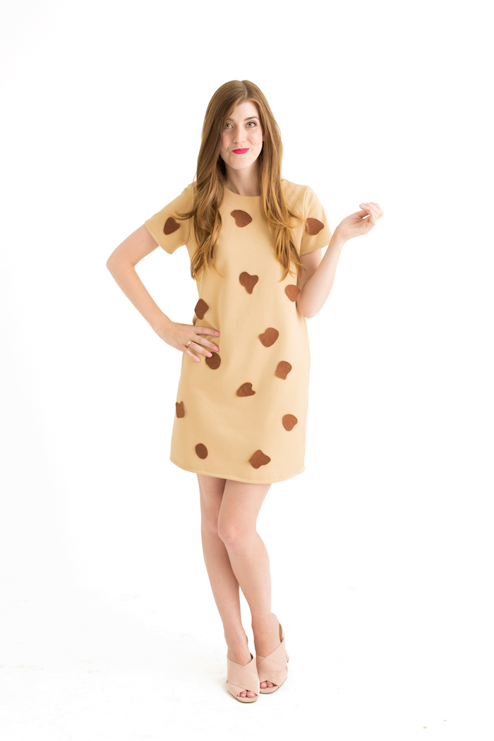 Halloween Kostüm Cooky für Damen, kleine Stücke braunen Stoff an Kleid in Beige kleben