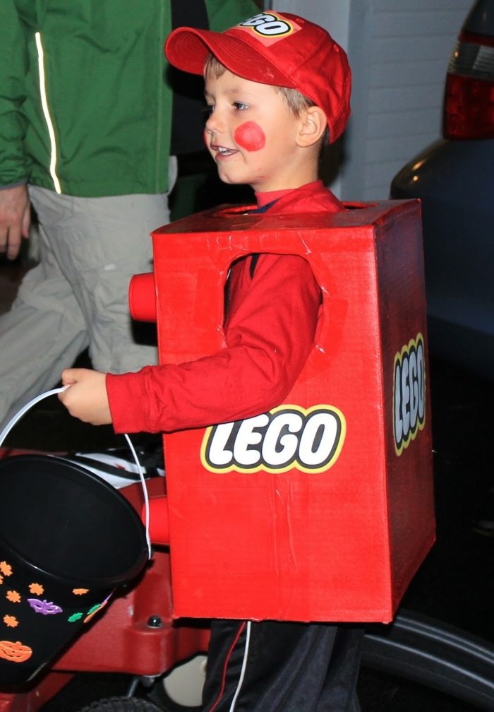 ein rotes Legokostüm mit dem Logo, der Junge ist ein Teil des Legos, schnelles Kostüm Halloween