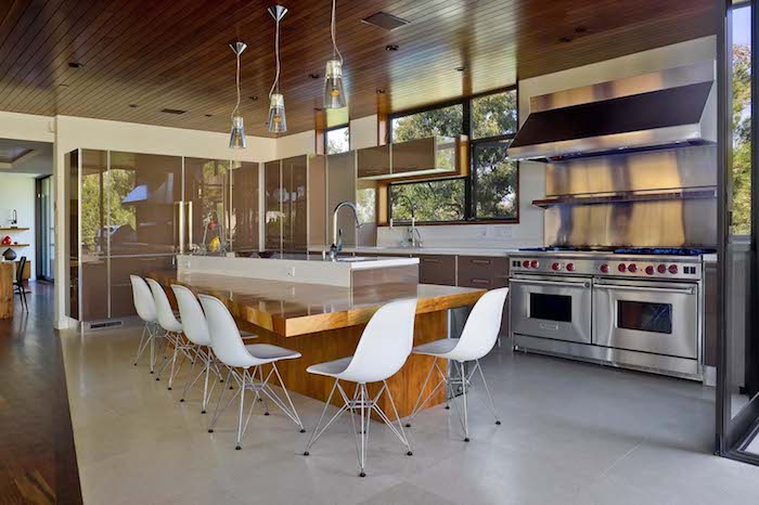 haus modern einrichten und dekorieren, simples interieur der küche, großer kochinsel mit vielen stühlen und zwei backöfen
