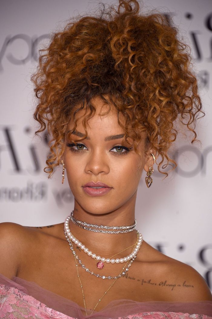 Rihanna Haarstyle, natürliche Locken, viele Ketten mit Perlen und Kristallen, schulterfreies Top in Rosa