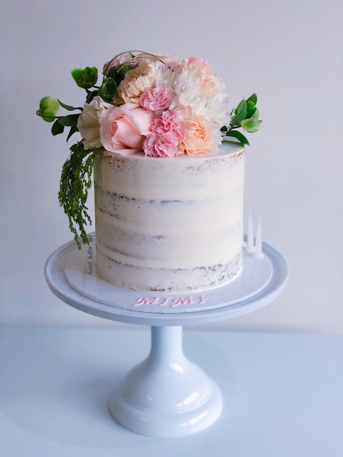 Naked Cake dekoriert mit echten Blumen, Torte mit Vanillecreme für besondere Anlässe, Hochzeit oder Taufe