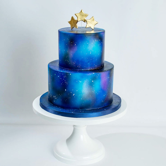 Zweistöckige Torte mit Fondant, drei goldene Sterne, Nachthimmel Farbe, auffällige Torten für besondere Anlässe