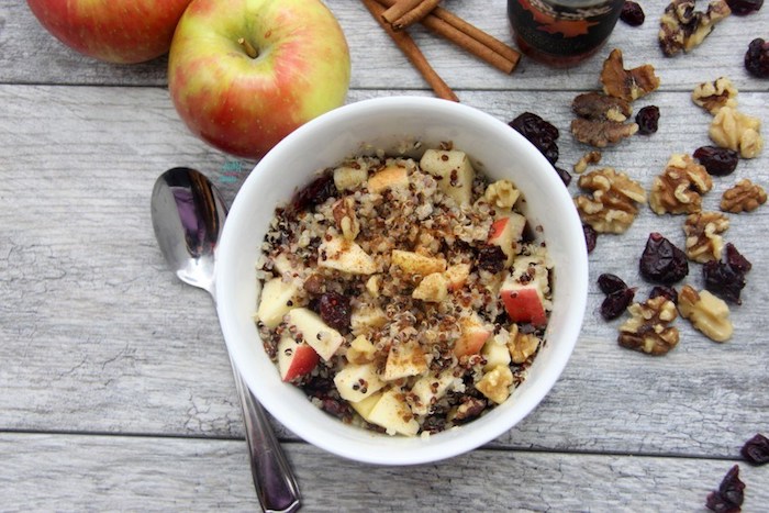 quinoa rezepte ideen zum frühstücken, zwei äpfel, müsli schüssel, dunkle schokolade