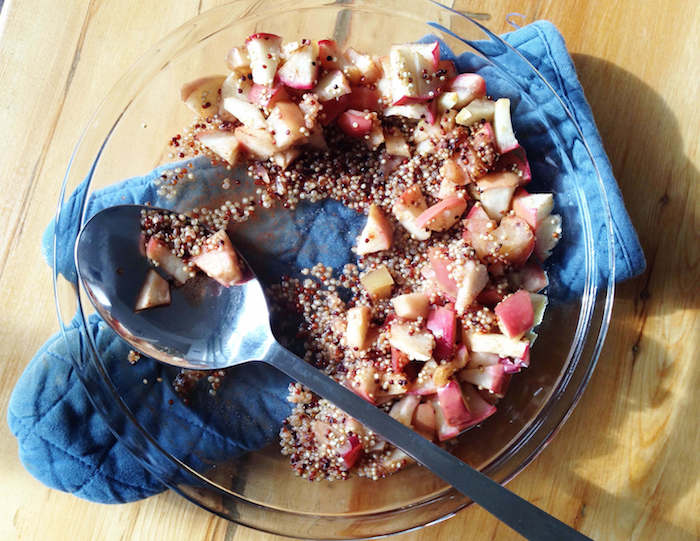 rezept quinoa saalat essen und genießen obstsalat mit äpfeln nüssen und quinoa