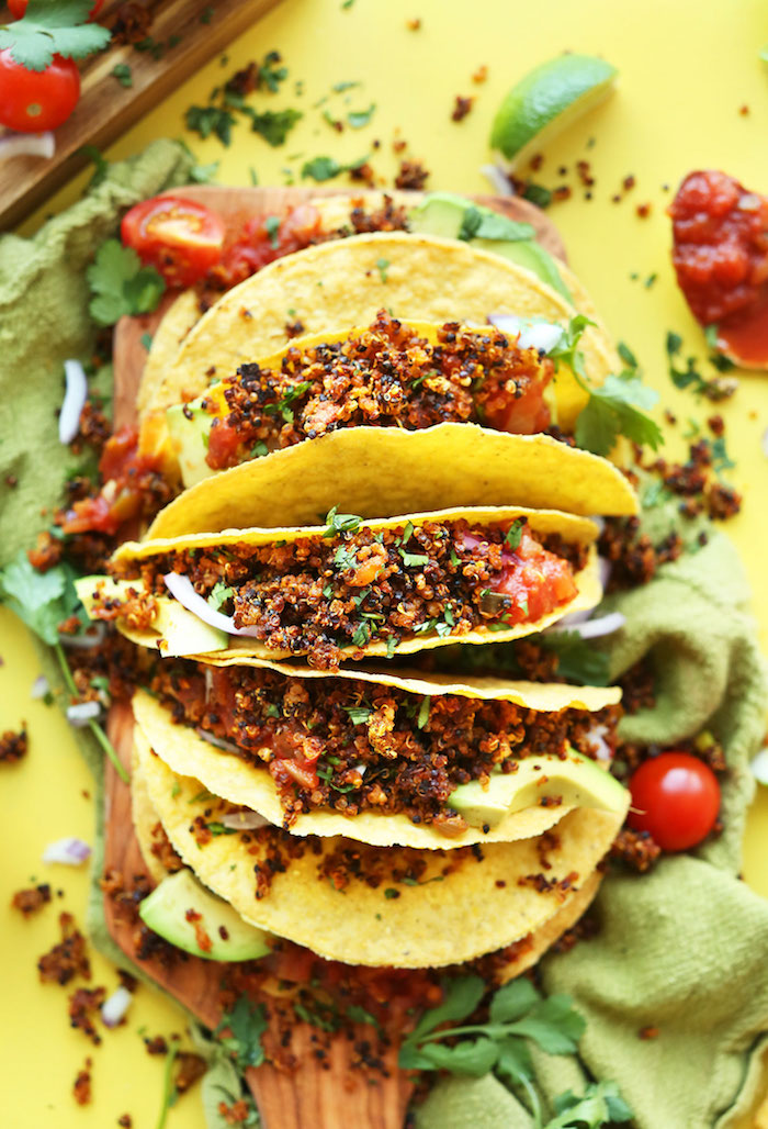 quinoa rezepte ideen tacos mit quinoa füllen, vegetarisches essen, tomaten, avocado