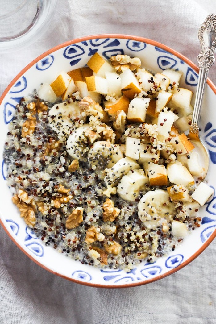 quinoa rezepte, frühstück mit bananen, walnüsse, birnen, löffel, samen, milch