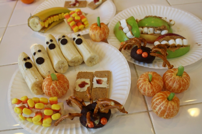 viele Früchte und Süßigkeiten, Halloween Essen, kreativ designte Snacks zum Anlass