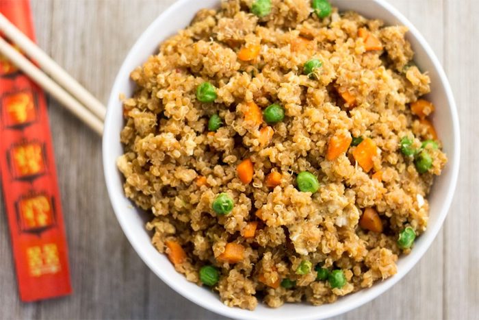 zubereitung quinoa salat in schüssel, chinesischen stocher, erbsen, möhren. karotten
