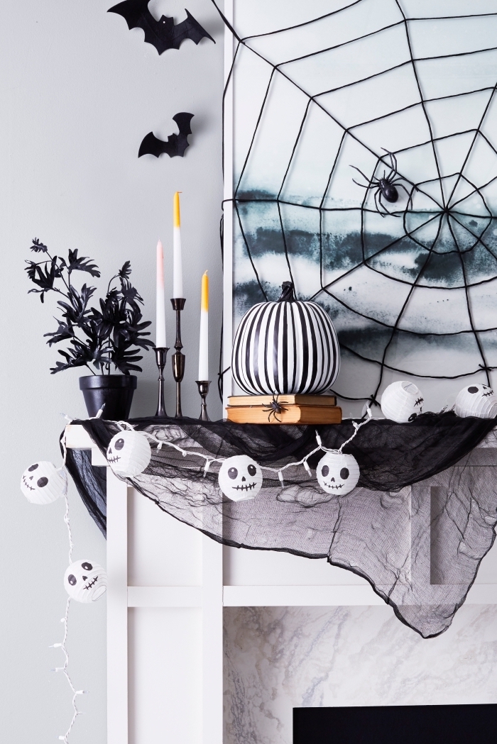 Wohnzimmer zu Halloween dekorieren, Spinnennetz und Fledermäuse, Kürbis und Girlande mit Mumien