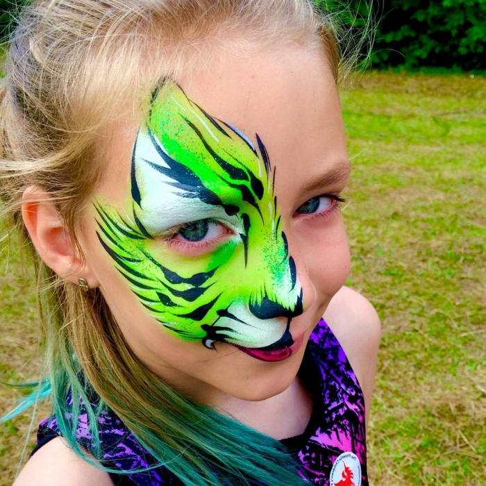 coole Halloween Kinderschminken Vorlagen in grüner Farbe, ein blondes Mädchen mit blauen Augen