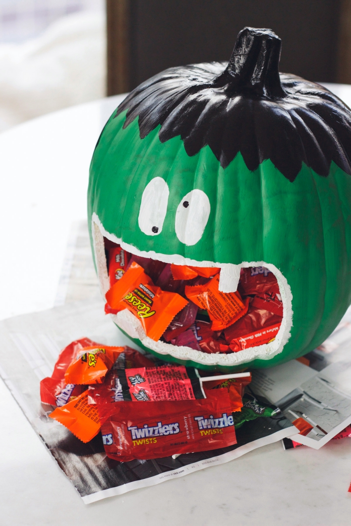 halloween bastelideen und anleitungen, kürbis zombie, grüne farbe, viele süßigkeiten