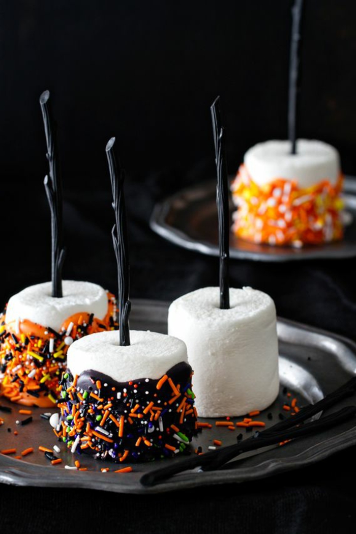 Marschmellows in Schokolade getauft, mit schwarzen Stöcken, Hexenbesen darstellen, Halloween Desserts