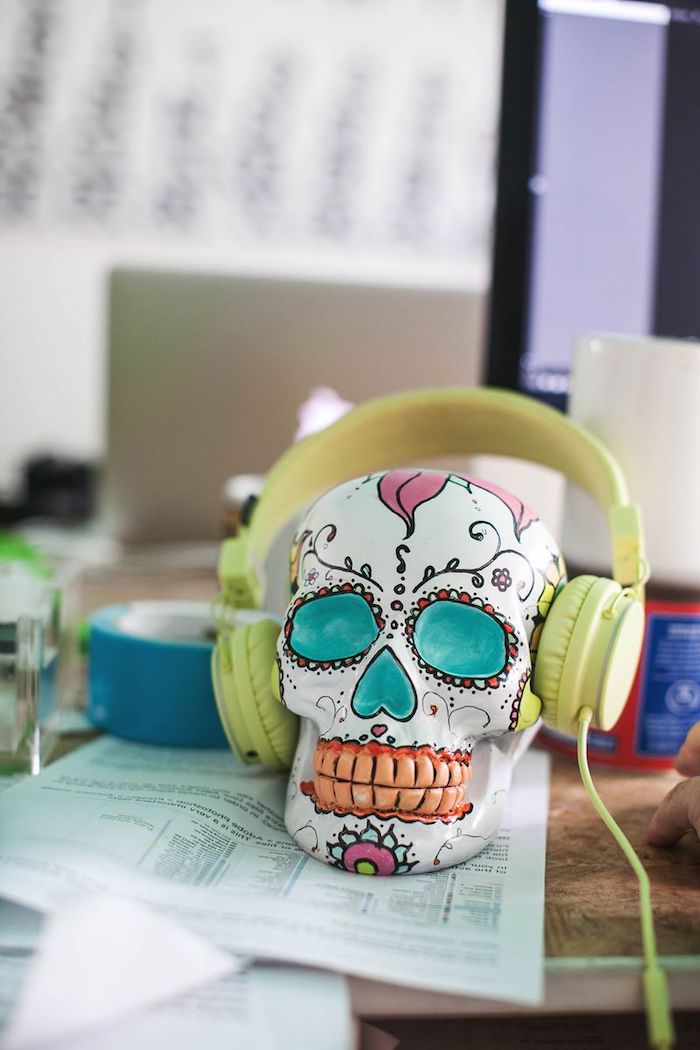 Deko Schädel mit bunten Acrylfarben bemalen, lustige und zugleich gruselige Deko Idee zu Halloween
