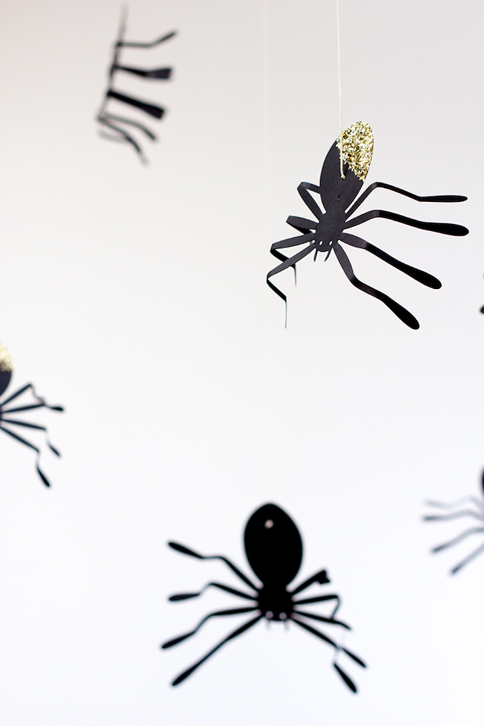 Gruselige Spinnen aus Papier, DIY Idee für Halloween Deko für Zuhause, Spinnen mit goldenem Glitter