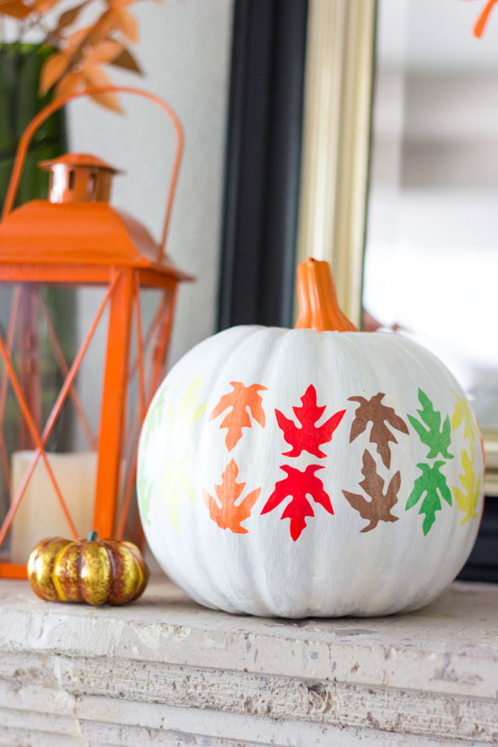 Herbstliche Dekoration für Zuhause selber basteln, Kürbis mit bunten Herbstblättern aus Papier verzieren