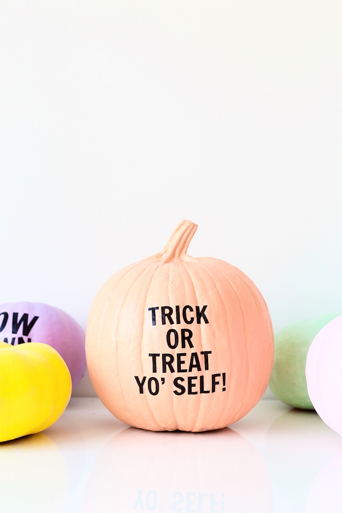 Kürbisse zu Halloween bunt bemalen, mit lustigen Stickern dekorieren, DIY Deko für Zuhause