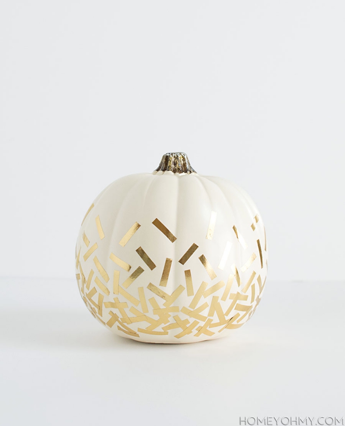 halloween deko basteln, weißer kürbis dekoriert mit goldenen konfetti
