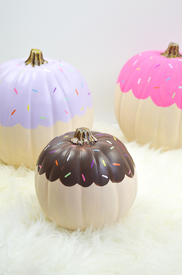 Bunte Cupcake Kürbisse, mit Acrylfarben bemalen, auffällige Deko Ideen zu Halloween