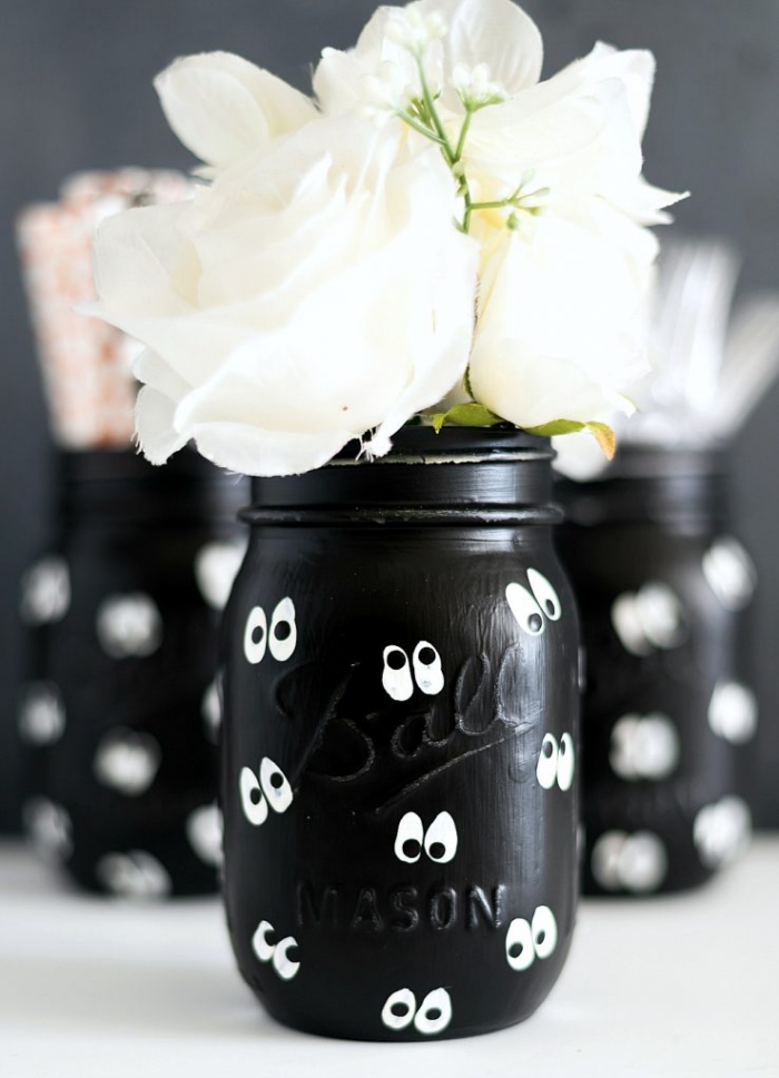 vase aus einmachglas dekoriert mi augen, upcycling basteln, halloween deko ideen, weiße blumen