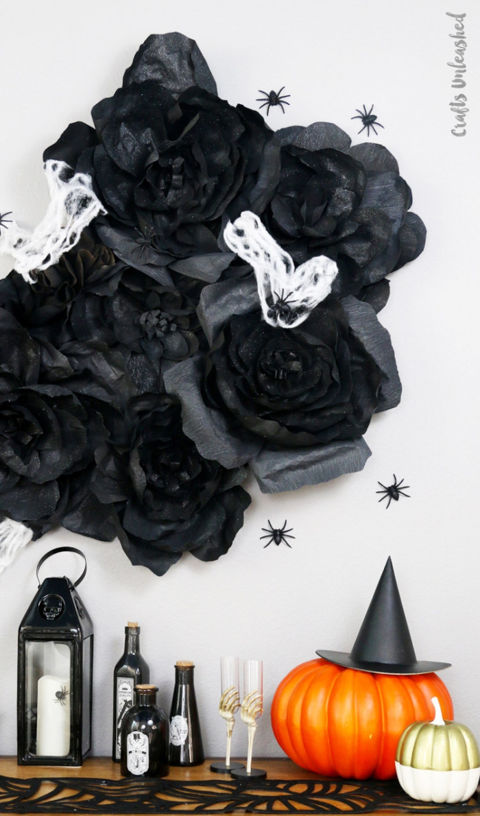 halloween deko ideen, große schwarze blumen aus seidenpapier, bastlen mit papier, wanddeko