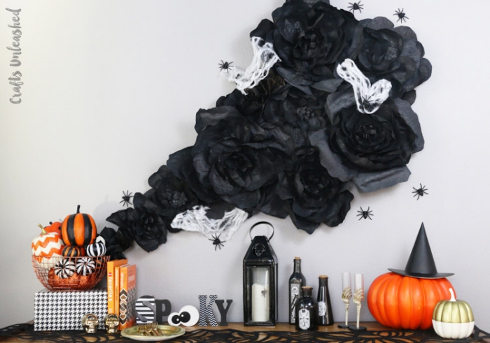 halloween deko ideen, selbstgemachte wanddeko, große blumen aus schwarzem seidenpapier, kürbisse