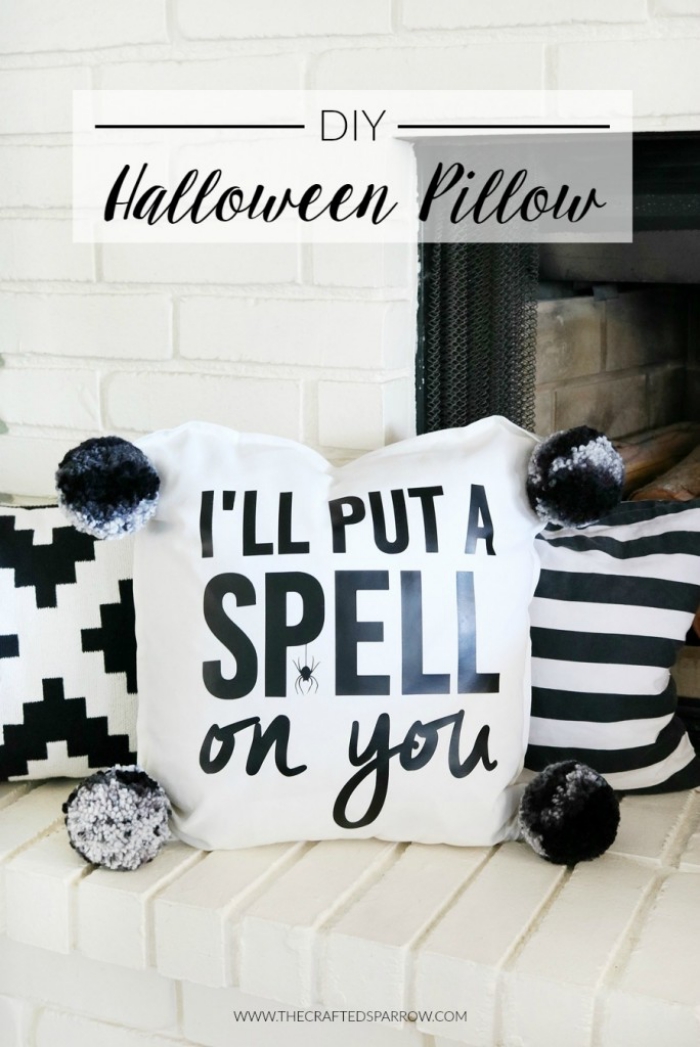 halloween deko ideen, weißer kissenbezug dekoriert mit schwarzen buchstaben und bommeln aus garn