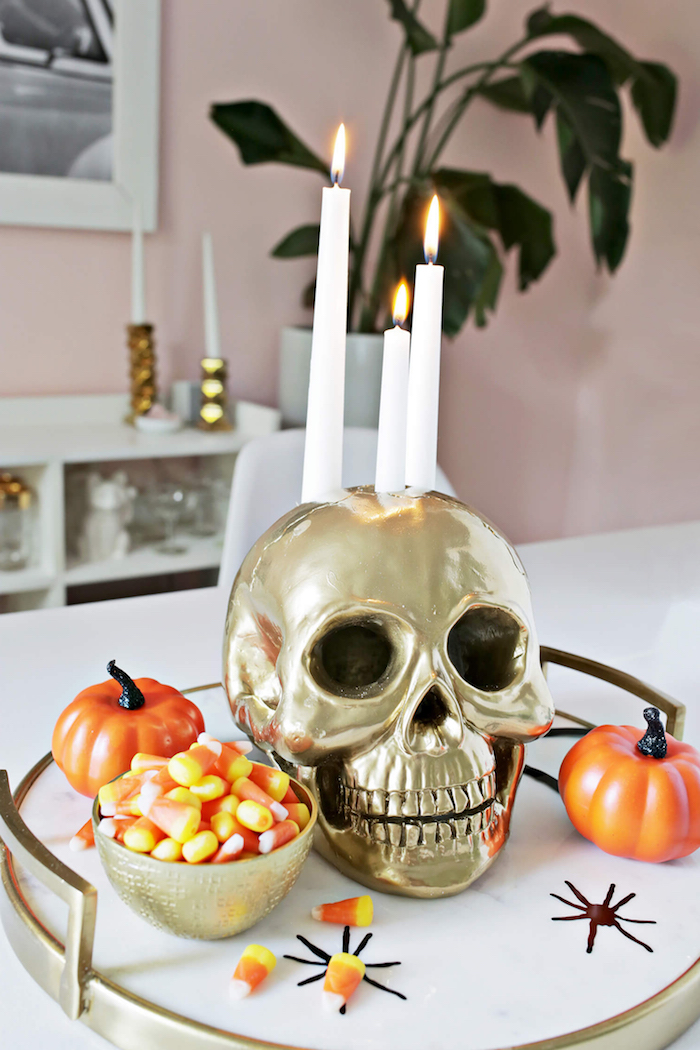 halloween deko basteln, tisch dekorieren, weiße kerzen, selbstgemachter kerzenhalter schädel, tutorial