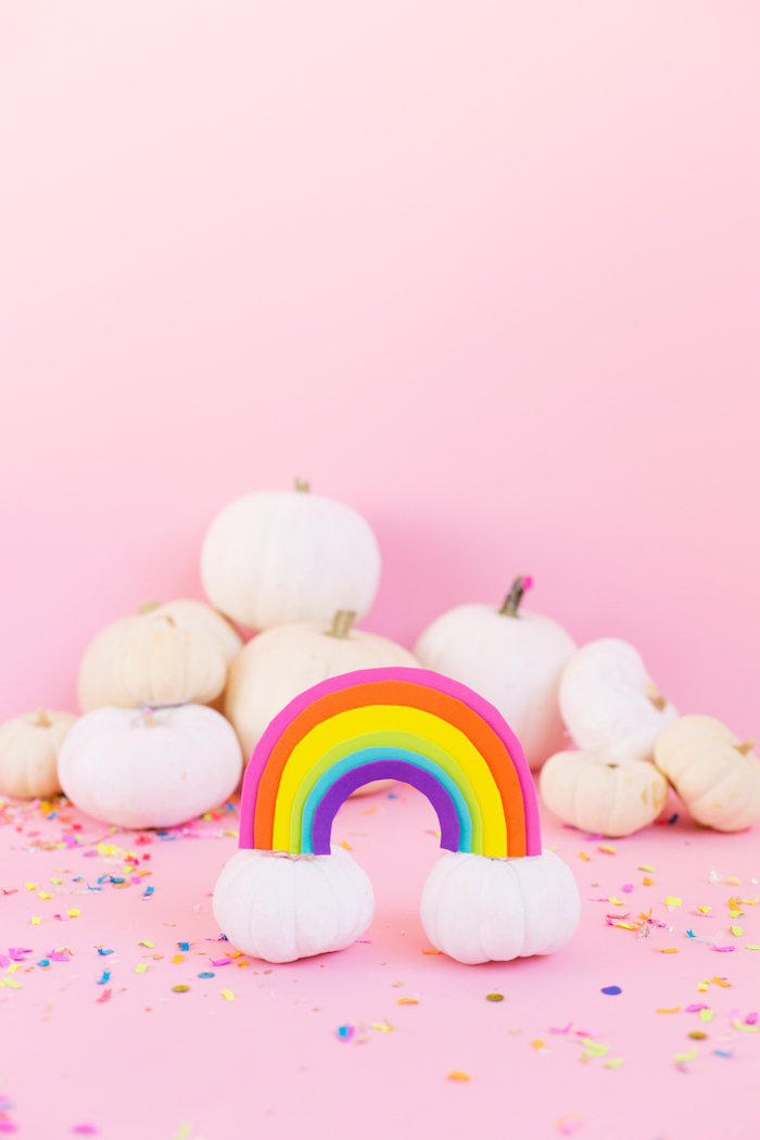 Bunte und fröhliche Halloween Deko selber basteln, Regenbogen aus Fimo auf Kürbissen befestigen