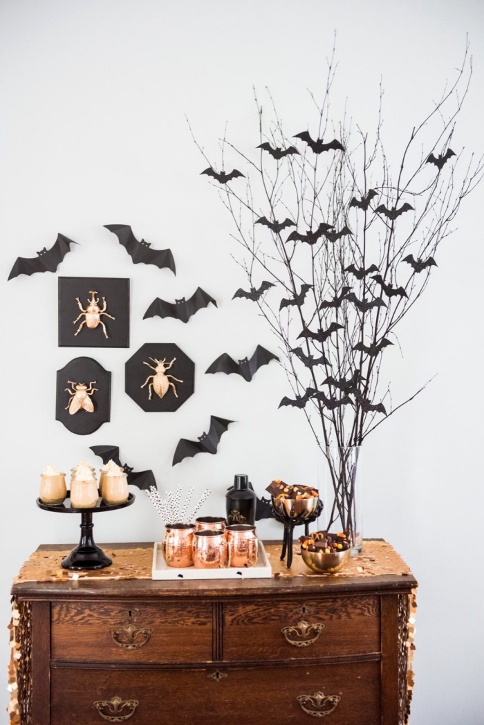 halloween deko selber machen, zweige dekoriert mit fledermäusen aus papier, party deko, wanddeko
