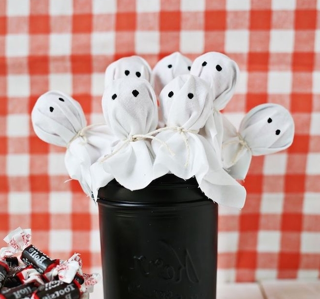 Gespenster Lutscher selber machen, Halloween Leckereien für Kinder, in schwarzem Einmachglas