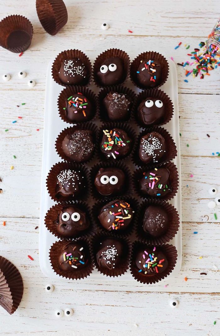Schokoladenbällchen zu Halloween selber machen, Pralinen mit Augen, Zuckerstreuseln und Kokos