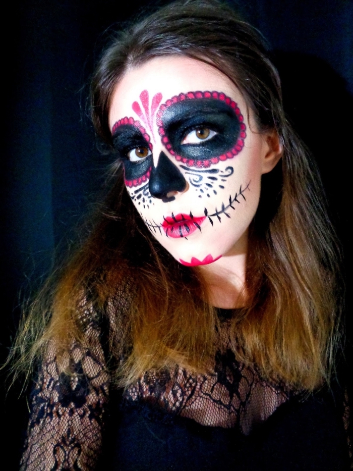 mexikanischer totenkopf make up selber machen, halloween gesicht schminken, kleid mit spitze