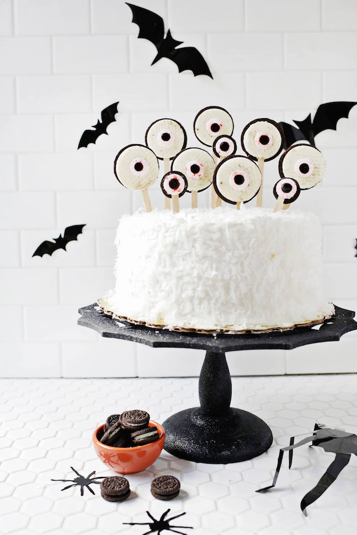 Monster Torte mit gruseligen Augen aus Oreo Keksen, Kokos-Torte zu Halloween selber backen