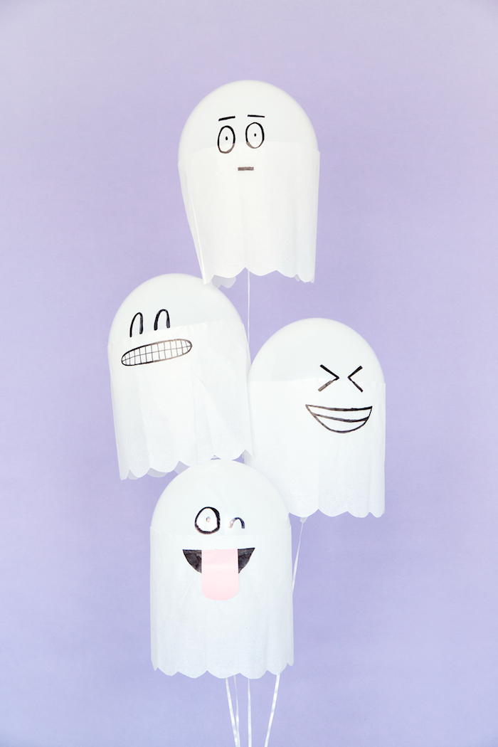 Vier lustige Gespenster aus weißen Luftballons und Papier, Halloween Deko selber machen