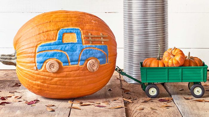 Halloween Bastelideen für Kinder, blauen Lastkraftwagen mit Knöpfen als Reifen auf Kürbis gezeichnet