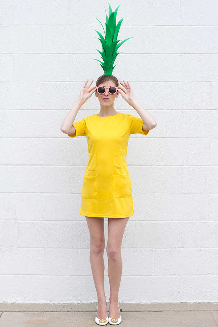 Lustiger Halloween Kostüm Ananas, gelbes Kleid mit kurzen Ärmeln und Ananas Blätter aus Papier