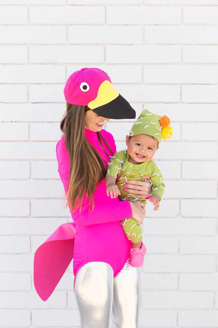 Lustige Halloween Kostüme für Mama und Baby, Flamingo und kleiner Kaktus, auffällige Halloween Ideen