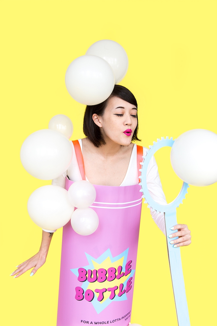Einfacher Halloween Kostüm für Frauen, Zylinder aus Karton mit Aufschrift Bubble Bottle und weiße Ballons als Seifenblasen
