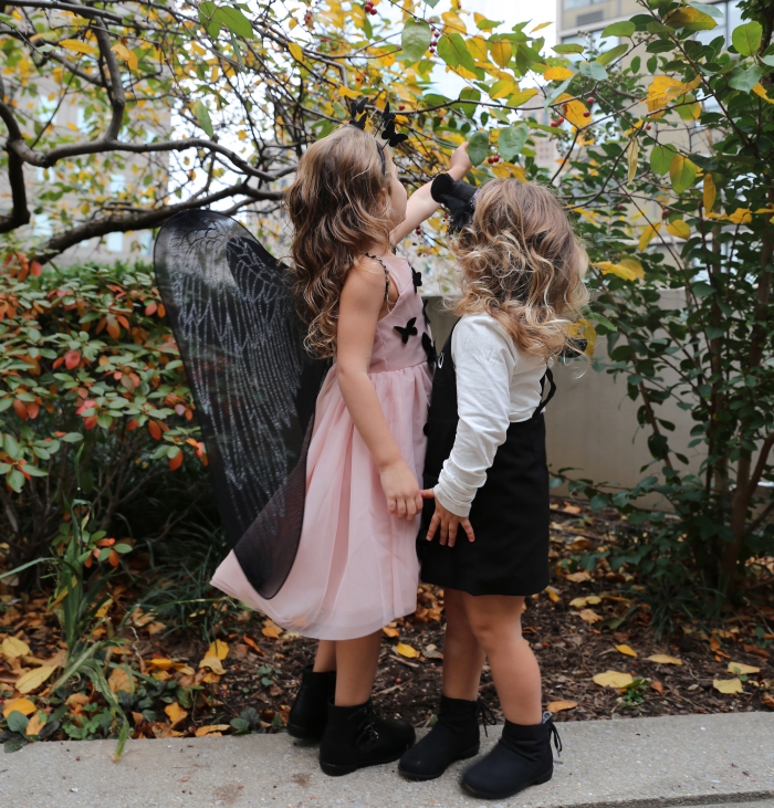 halloween kostüme für kinder, geschwister kostüme, große schwarze engelsflügel