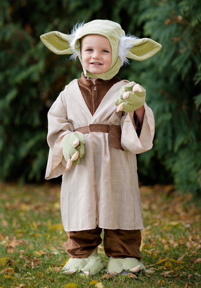 halloween kostüme für kinder, junge maskiert als yoda, blaue augen, kinderkostüm