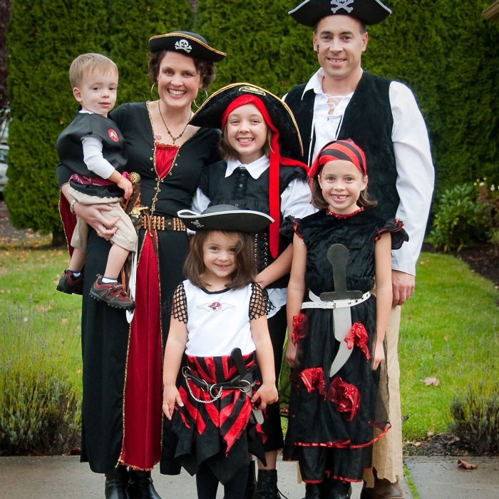 halloween kostüme für kinder und eltern, piraten familie, große hüter, kleider in rot und schwarz